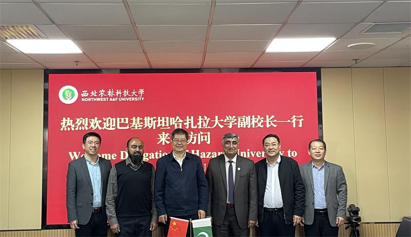 與羅軍副校長合影_看圖王-裁剪-800.jpg