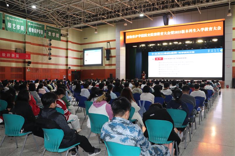 2022級(jí)800,、2023級(jí)本科生認(rèn)真聽取報(bào)告1.jpg