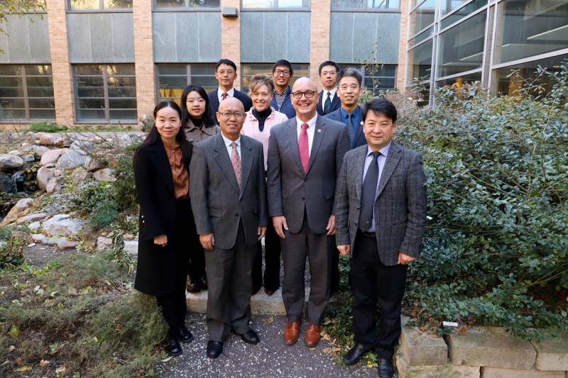 代表團與美國內(nèi)布拉斯加林肯大學副校長Michael Boehm教授,、農(nóng)業(yè)與自然資源學院院長Tiffany Heng-Moss教授座談交流并合影留念0.jpg
