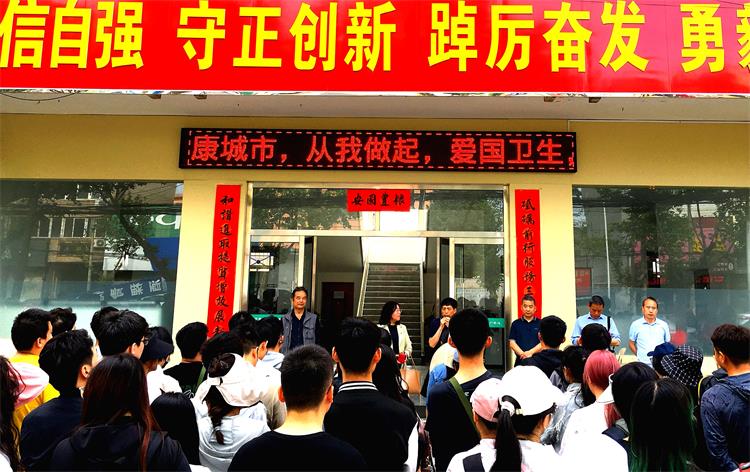 750-1. 興平市農技中心馮文濤和王太泉兩位站長及宋梁棟農藝師給學生們介紹基層植保工作.jpg