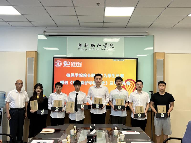 800頒發(fā)聘書并贈送畢業(yè)禮物3.jpg