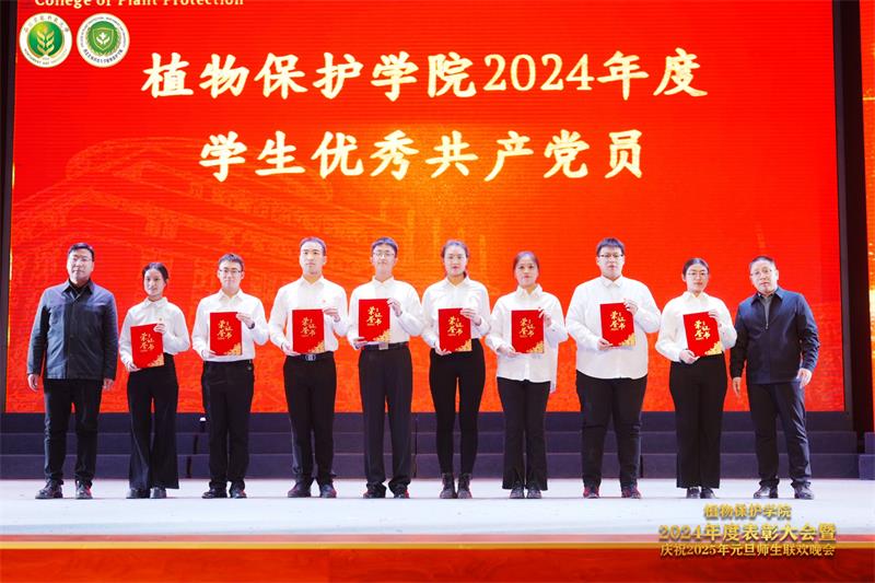 80010.黨委宣傳部副部長(zhǎng)劉玉峰、工會(huì)副主席金平安為學(xué)生優(yōu)秀共產(chǎn)黨員代表頒獎(jiǎng).jpg