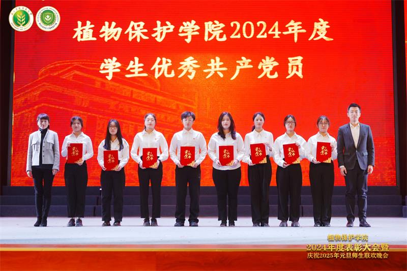 8009.黨委學(xué)生工作部部長(zhǎng)趙靜,、團(tuán)委書(shū)記陳龍為學(xué)院學(xué)生優(yōu)秀共產(chǎn)黨員代表頒獎(jiǎng).jpg