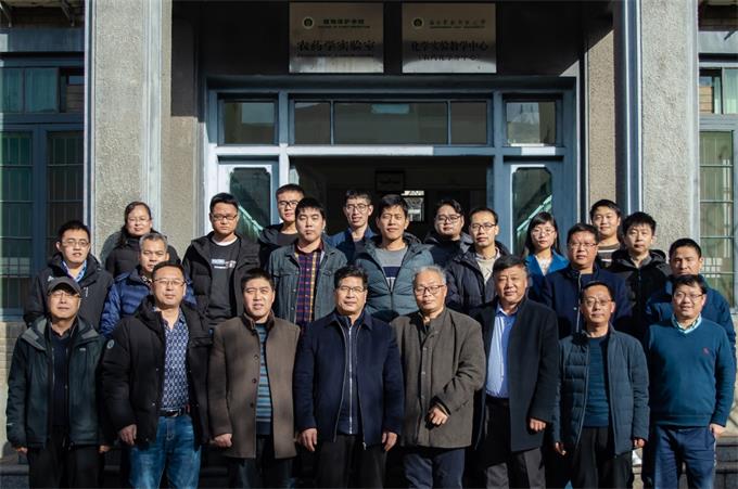 與會人員合影-裁剪680.jpg