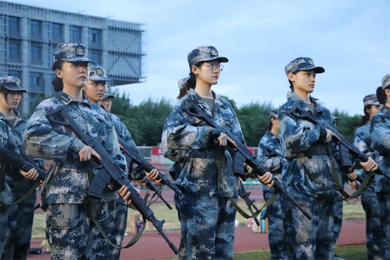 同學(xué)們進(jìn)行持槍站姿訓(xùn)練800.jpg