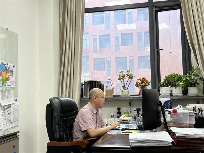 胡小平院長(zhǎng)介紹太陽(yáng)集團(tuán)8722網(wǎng)站及學(xué)科概況2-700.jpg