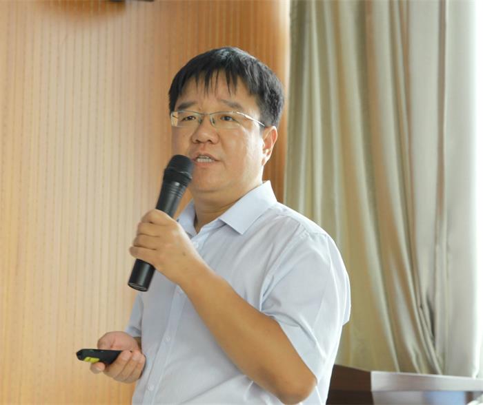 報(bào)告人照片_裁剪-700.jpg
