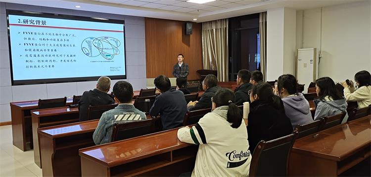 做學術報告_裁剪-750.jpg