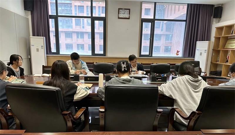 800以實(shí)際行動(dòng)爭(zhēng)做優(yōu)秀共產(chǎn)黨員裁剪.jpg