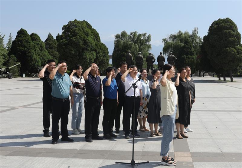 6月29日800扶眉戰(zhàn)役紀(jì)念館重溫入黨誓詞.jpg
