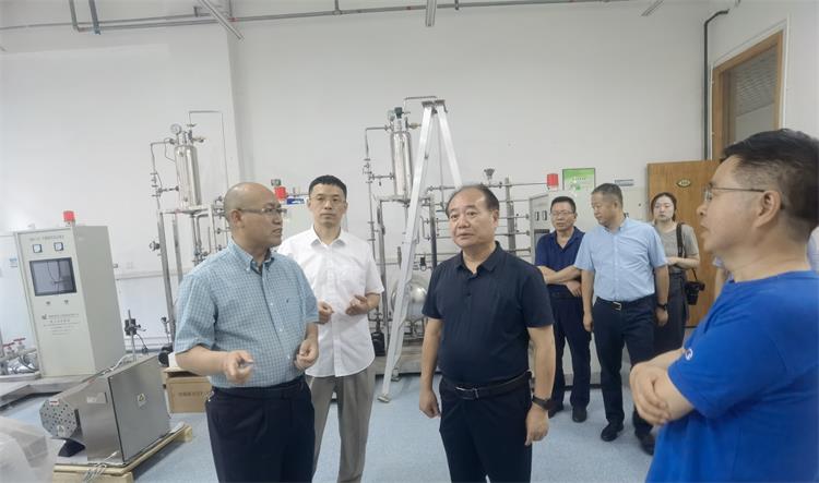 工作組考察實驗中心_裁剪-750.jpg